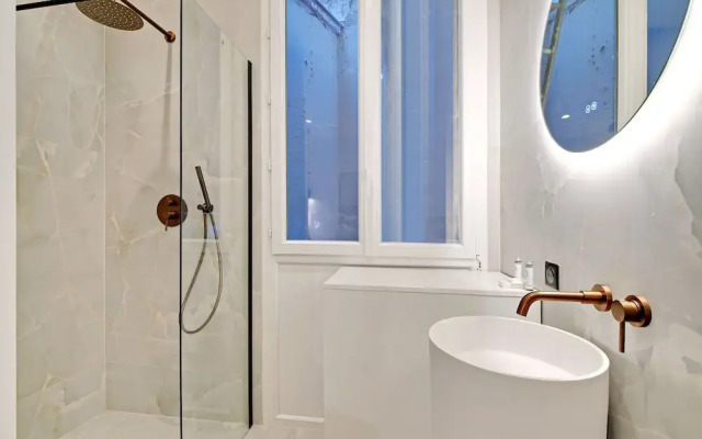 Chic and Spacious Apartment in the Heart of Paris