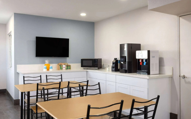 Days Inn by Wyndham Bakersfield