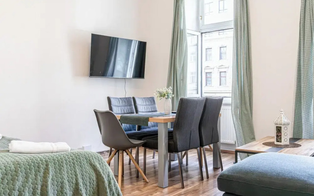 Cozy 2BR Apt Prime Central Spot