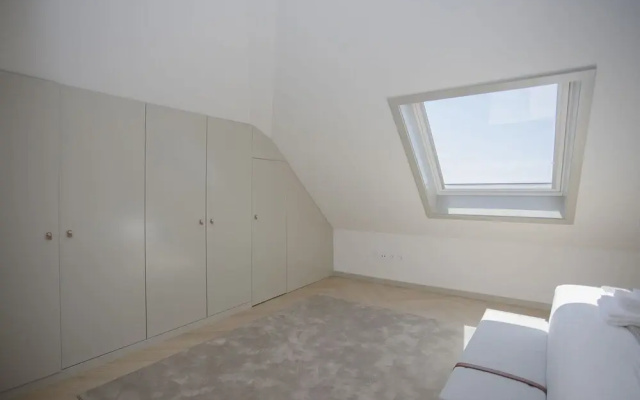 Liiiving - Luxury Beachfront Apartment V