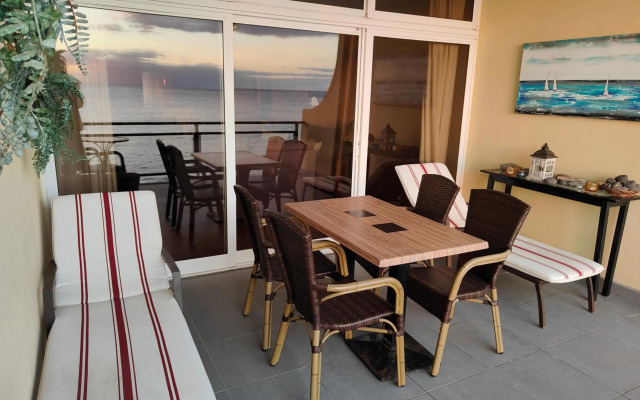 By the Beach & Pool Apartment