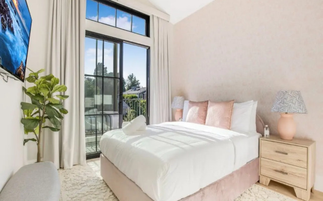 Villa Camellia - Charming 5 BR Home in the Heart of Studio City