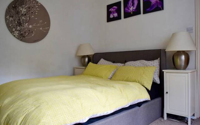 1 Bedroom Apartment With Large Garden in West London