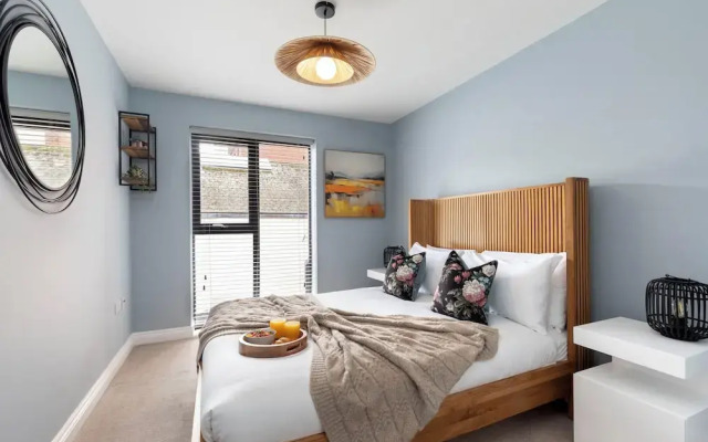 Beautiful 2 Bedroom Apartment With Parking in The Docks