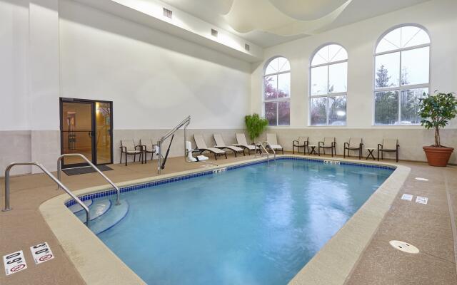 Holiday Inn Express & Suites Chicago-Libertyville by IHG