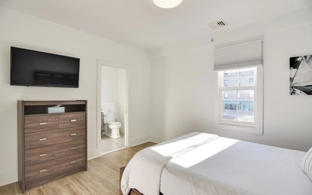 Walk to Bowen's Wharf: Condo in Dtwn Newport