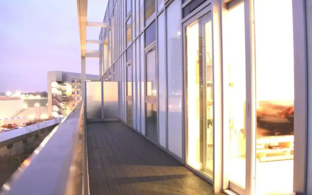 Modern 3 Bedroom Top Floor Apartment