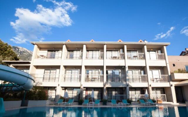 1 Room, Luxury shared pool apartment