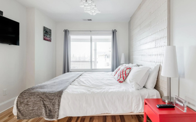 Downton Annie Apartment Three 2BD 1BA Parking