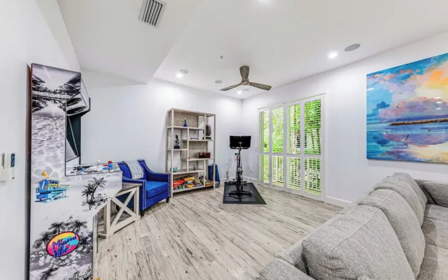 Walk to Hollywood Beach: Luxury Family Getaway!
