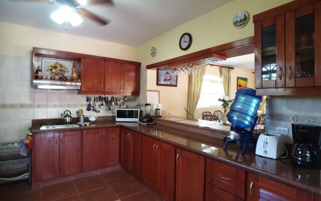 Great Privacy 3 Bedroom Villa Near the Beach