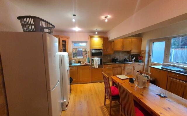 Detached 4-bed House in Leeds