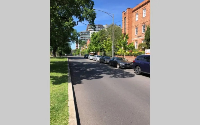 East Melbourne City Studio - Amazing Location & Sunny Charm