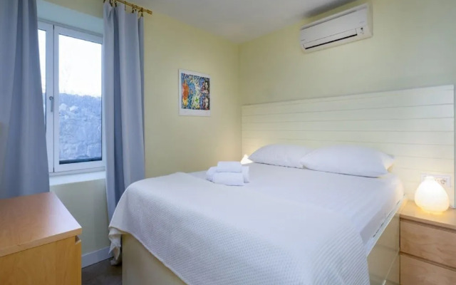 Villa Lola - Four Bedroom Villa With Sea View