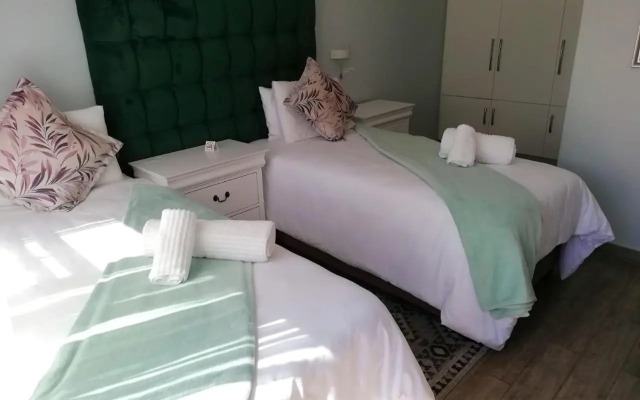 Lucolo Palace B&B - East London