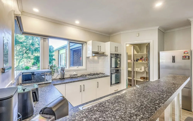 StayAU Gorgeous 5BR BBQ Home Geelong