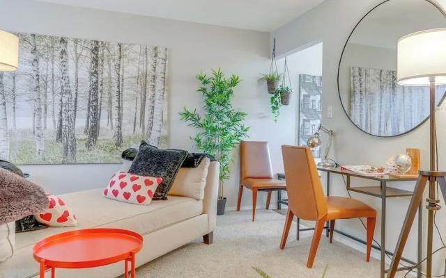 Walk to Conveniences: Tempe Condo w/ Pool!