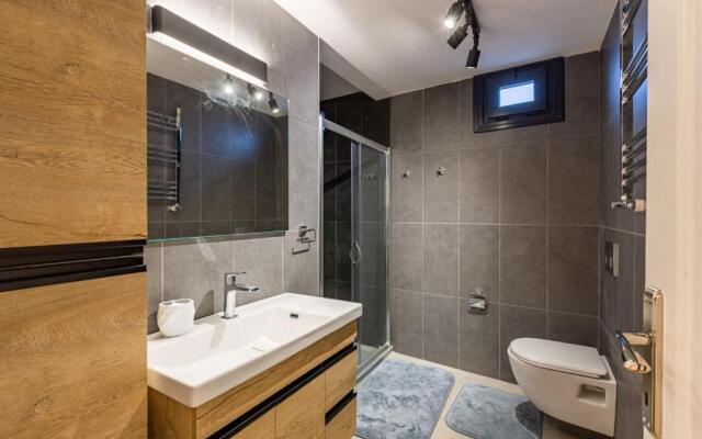 Central Flat With Lovely Terrace in Ferikoy Sisli