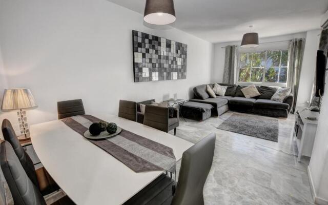 TIMON II, Luxury 3 bedroom Beachside Apartment