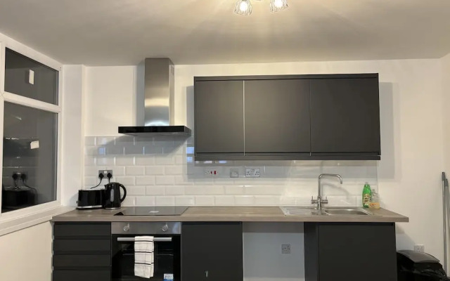 Stylish City Centre Apt- 25 Off Monthly Stays!