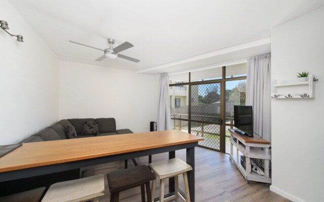 Flynns Beach Apartments 4, 41 Pacific Drive