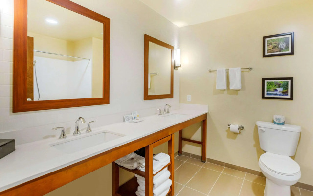 Comfort Suites Burlington near I-5