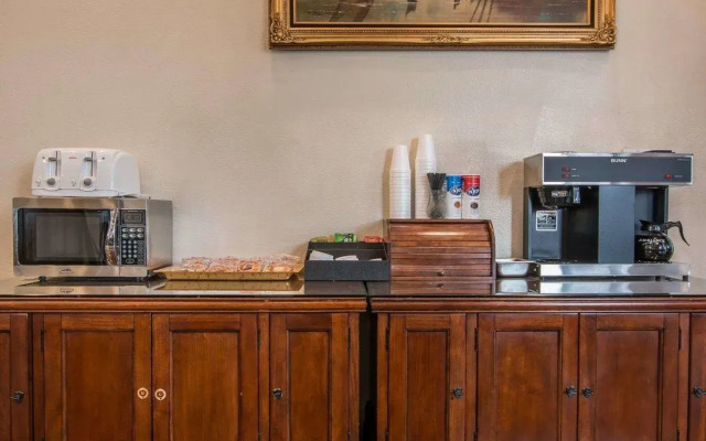 Palm Inn Hotel near Tyler Mall Riverside