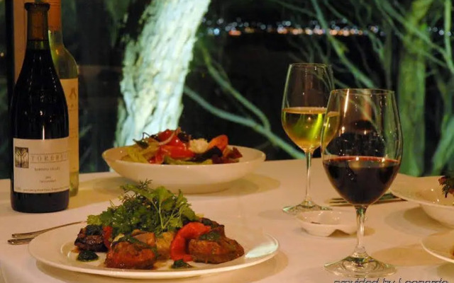 Chris'S Beacon Point Restaurant And Villas