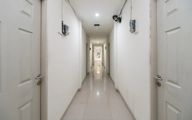 RedDoorz Plus near UPN Veteran Jakarta
