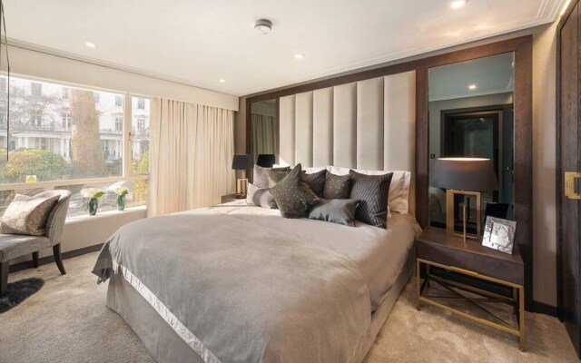 3 Bedroom Apartment With Garden in Knightsbridge