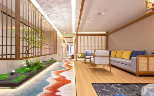 Qianna Hotel (Wuchang Railway Station Dingziqiao Subway Station)