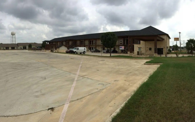 Pearsall Inn & Suites