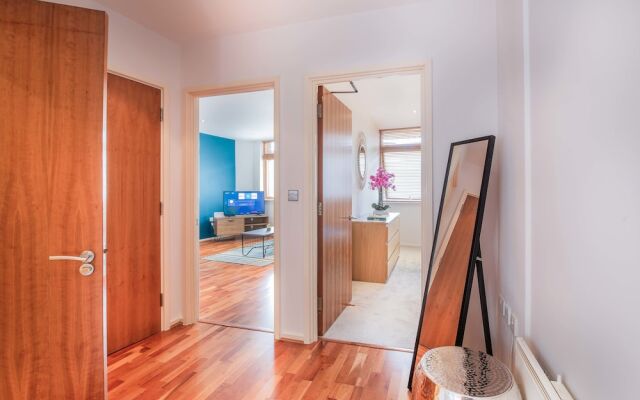 Stylish Central Reading Apartment with Free Parking