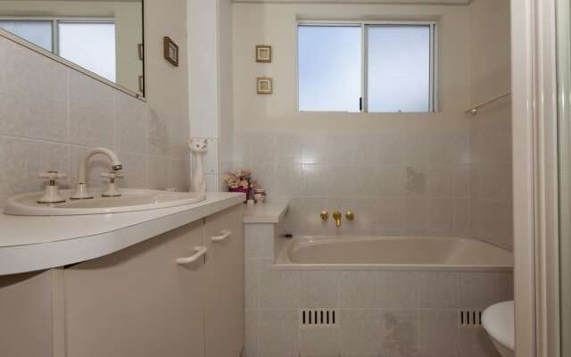 Kristie Court, 2/7 Weatherly Close