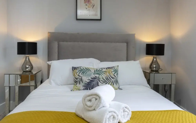 Deluxe Riverview Apartment