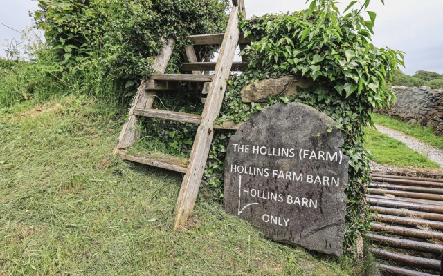 Hollins Farm Barn