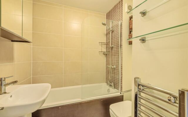 Homely 1-bed Apartment in Vibrant Zone 3 London