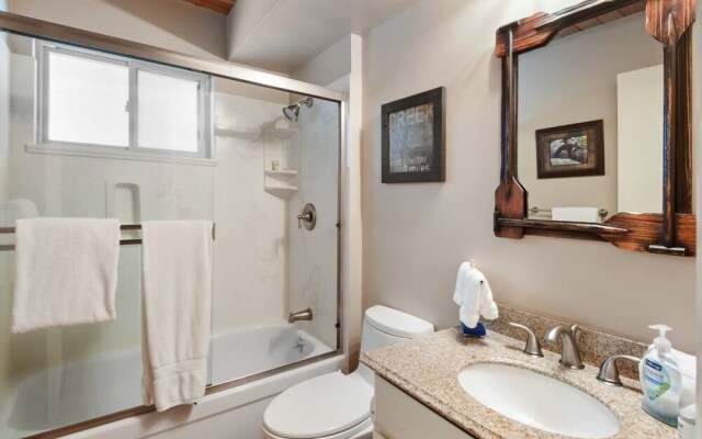 Roycraft Dog Friendly Cabin by RedAwning