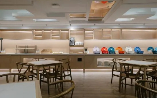 Starway Hotel (Xinyang Nanwan Lake Normal University Branch)