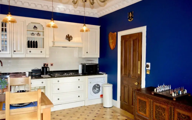 Traditional Boutique Apartment off Leith Walk