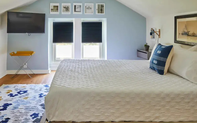 Apt3 Charles - Modern Fun Sun-filled Loft