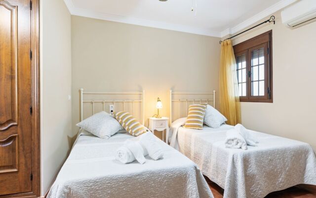 Voguish Holiday Home in Arriate with Terrace