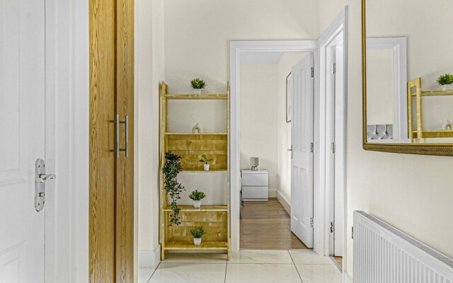 Paddington Station 2BR City Apartment