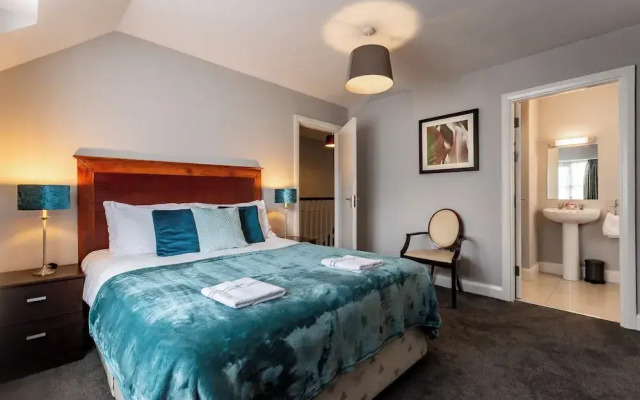 3 Bedroom pet Friendly Home With Access to Pool