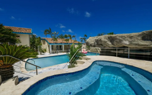 Massive Oceanfront Villa - Spa - Sauna - Gameroom - Malmok!