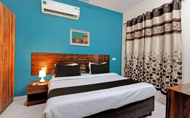 OYO 85695 Royal Hotel