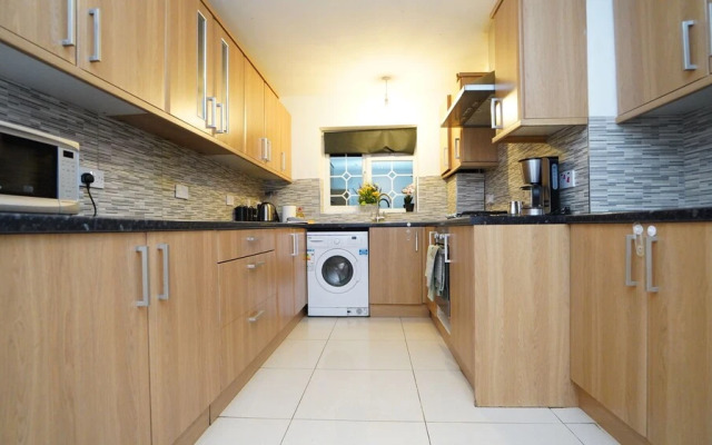 4Bed Spacious House Free Parking