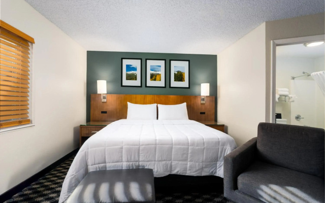 MCM Elegante Suites
