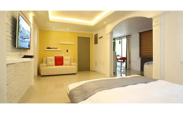 Nami Island Thira Pension