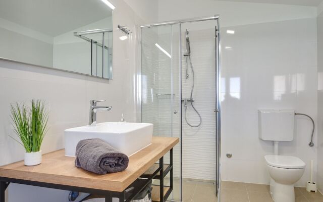 Spacious Holiday Home in Valbandon